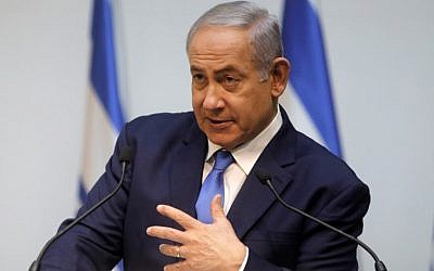 El primer ministro Benjamin Netanyahu hace una declaración en el Parlamento israelí (Knesset) en Jerusalén, antes de la discusión de la ONU en el Consejo de Seguridad sobre los túneles de Hezbolá hacia Israel, el 19 de diciembre de 2018. (Menahem KAHANA / AFP)