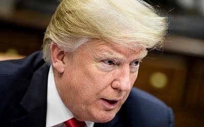 En esta foto del 18 de diciembre de 2018, el presidente de los Estados Unidos, Donald Trump, habla durante una mesa redonda sobre la seguridad escolar en la Casa Blanca. (Brendan Smialowski / AFP)