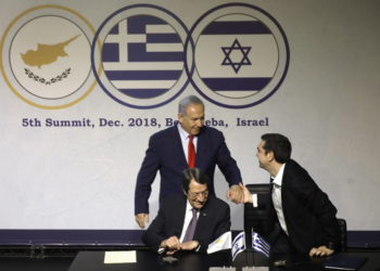 El primer ministro Benjamin Netanyahu, a la izquierda, su homólogo griego Alexis Tsipras, a la derecha, y el presidente chipriota Nicos Anastasiades asisten a la 5ta cumbre Israel-Grecia-Chipre, para firmar acuerdos trilaterales en materia de cibernética e innovación, en Beersheba, Israel, 20 de diciembre de 2018. ( Menahem Kahana / AFP