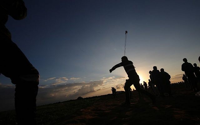 Un manifestante palestino usa una honda para arrojar piedras durante una manifestación cerca de la frontera entre Israel y Khan Yunis en el sur de la Franja de Gaza, el 21 de diciembre de 2018. (Said Khatib / AFP)