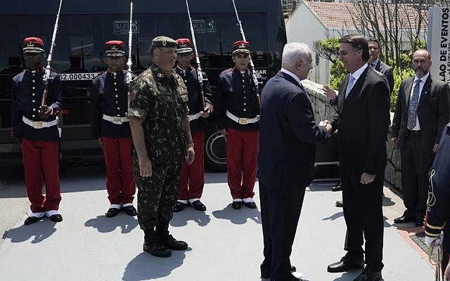 El 28 de diciembre de 2018, el presidente electo de Brasil, Jair Bolsonaro, recibe al primer ministro Benjamin Netanyahu (L) en la fortaleza de Copacabana en Río de Janeiro, Brasil. (Foto de Leo CORREA / POOL / AFP)