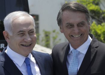 El 28 de diciembre de 2018, el presidente electo de Brasil, Jair Bolsonaro, recibe al primer ministro Benjamin Netanyahu (L) en la fortaleza de Copacabana en Río de Janeiro, Brasil. (Foto de Leo CORREA / POOL / AFP)