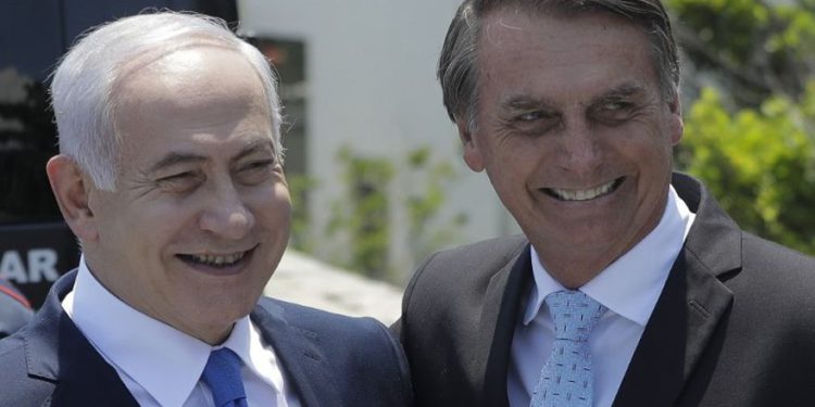 El 28 de diciembre de 2018, el presidente electo de Brasil, Jair Bolsonaro, recibe al primer ministro Benjamin Netanyahu (L) en la fortaleza de Copacabana en Río de Janeiro, Brasil. (Foto de Leo CORREA / POOL / AFP)