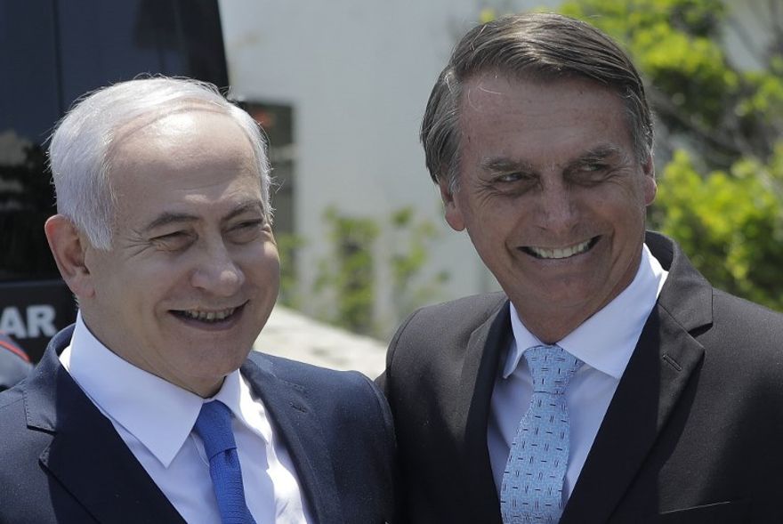 El 28 de diciembre de 2018, el presidente electo de Brasil, Jair Bolsonaro, recibe al primer ministro Benjamin Netanyahu (L) en la fortaleza de Copacabana en Río de Janeiro, Brasil. (Foto de Leo CORREA / POOL / AFP)