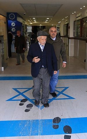 Las personas que abandonan un complejo sindical en la capital jordana, Ammán, pisan la imagen de una bandera israelí el 30 de diciembre de 2018 (KHALIL MAZRAAWI / AFP)