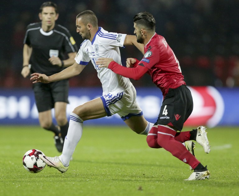 Elseid Hysaj (R) de Albania compite con Ben Sahar de Israel durante el partido de fútbol del Grupo G de la Copa del Mundo 2018 entre Albania e Israel, en Elbasan el 12 de noviembre de 2016. (AFP PHOTO / GENT SHKULLAKU)