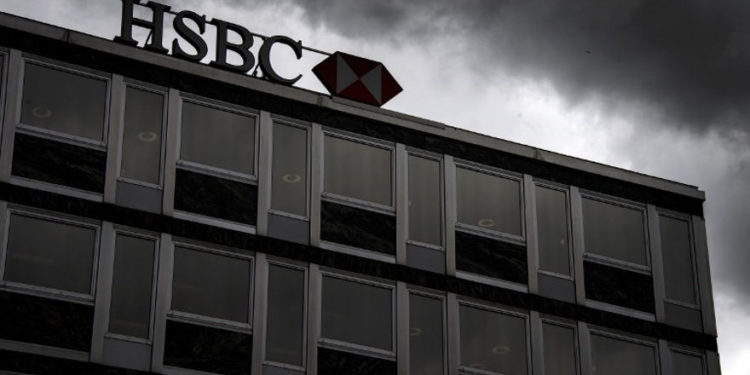 En esta imagen de archivo tomada el 14 de junio de 2013, las nubes se reúnen sobre un cartel del banco privado HSBC (Suiza) en el centro de Ginebra. (AFP / Fabrice Coffrini)