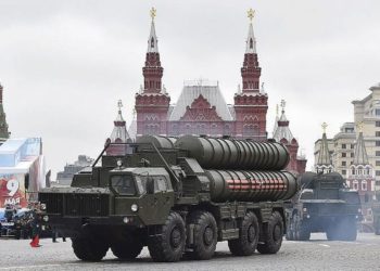 El sistema de defensa de misiles ruso S-400 durante un desfile militar del Día de la Victoria en la Plaza Roja de Moscú, el 9 de mayo de 2017. (Foto de AFP / Natalia Kolesnikova)