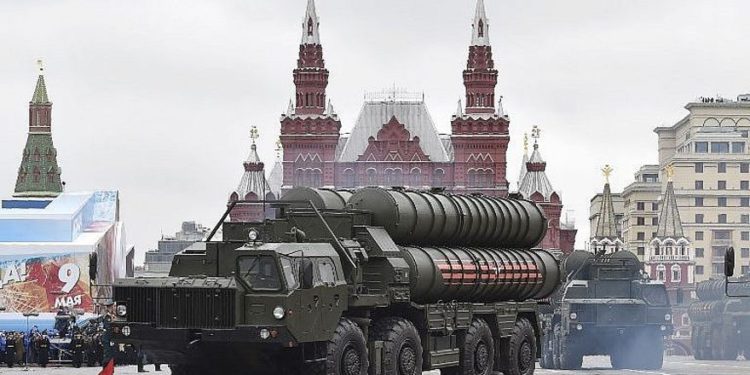 El sistema de defensa de misiles ruso S-400 durante un desfile militar del Día de la Victoria en la Plaza Roja de Moscú, el 9 de mayo de 2017. (Foto de AFP / Natalia Kolesnikova)