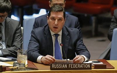 El Representante Permanente Adjunto de Rusia ante la ONU, Vladimir Safronkov, habla durante una reunión del Consejo de Seguridad sobre la situación en el Medio Oriente, el 18 de diciembre de 2017, en la sede de la ONU en Nueva York. (Foto AFP / Kena Betancur)