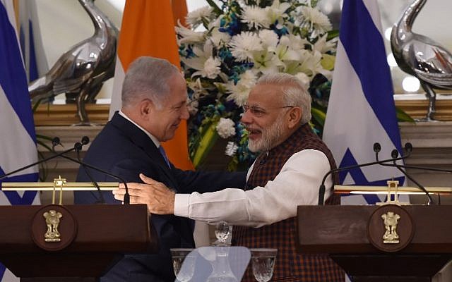 El primer ministro indio, Narendra Modi, abraza al primer ministro Benjamin Netanyahu durante una conferencia de prensa en la Casa Hyderabad en Nueva Delhi el 15 de enero de 2018. (AFP PHOTO / MONEY SHARMA)