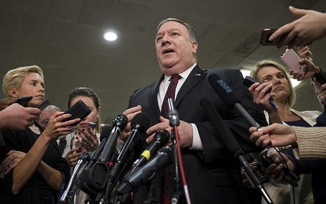 El secretario de Estado de los EE. UU., Mike Pompeo, habla a la prensa en Capital Hill luego de informar a los miembros del Senado sobre la relación actual entre Arabia Saudita y los Estados Unidos, el 28 de noviembre de 2018. (Zach Gibson / Getty Images / AFP)