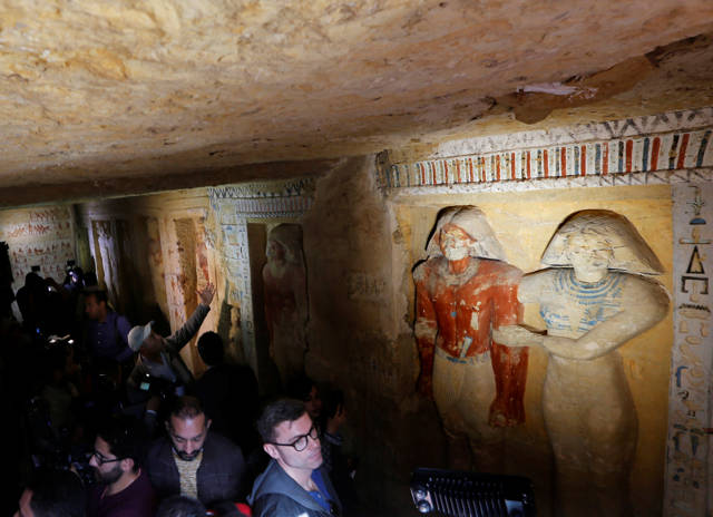 Tumba descubierta del sacerdote real durante el reinado del rey Nefer Ir-Ka-Re, llamado "Wahtye", en el sitio de la pirámide escalonada de Saqqara, en Giza, Egipto, el 15 de diciembre de 2018. Amr Nabil / AP