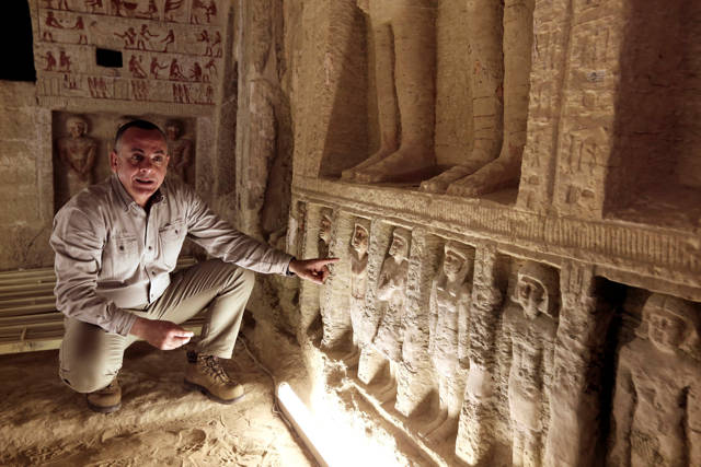 Mostafa Waziri, secretaria general del Consejo Supremo de Antigüedades, en el interior de la tumba recientemente descubierta en el sitio de la pirámide escalonada de Saqqara, en Giza, Egipto, el 15 de diciembre de 2018. Amr Nabil / AP