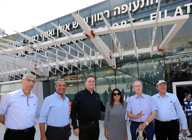 Foto de archivo: Rona Ramon con el Ministro de Transporte, Yisrael Katz, durante la inauguración del Aeropuerto Internacional Ramon en el sur de Israel, el 17 de julio de 2018. Sivan Farag