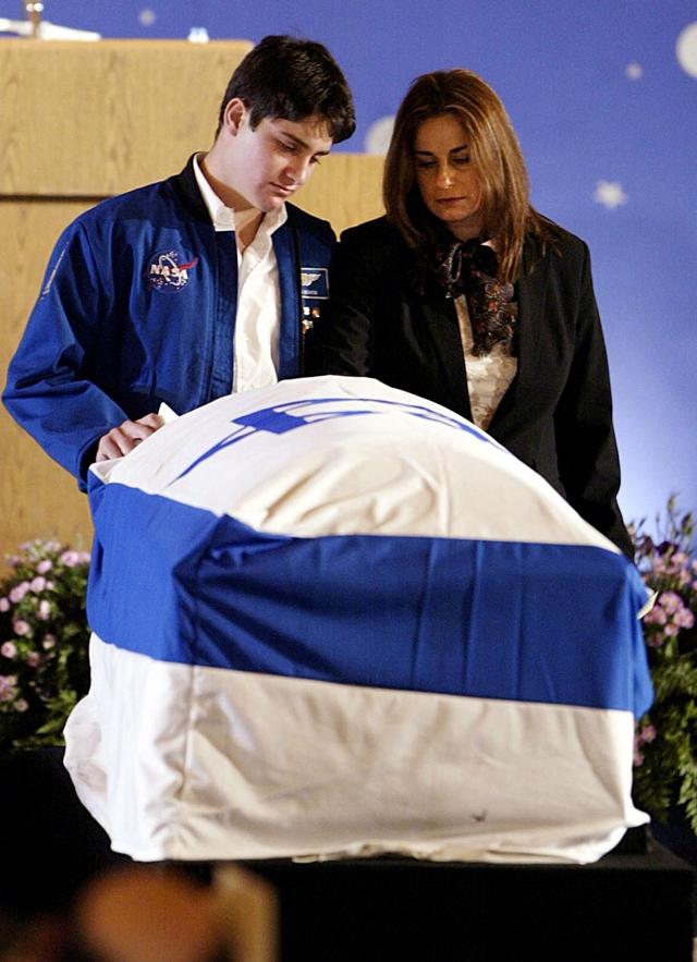 Foto de archivo: Rona y Asaf Ramon durante un servicio conmemorativo para el primer astronauta de Israel, Ilan Ramon, en el Aeropuerto Internacional Ben-Gurion, el 10 de febrero de 2003. (Paul Hanna / AP)