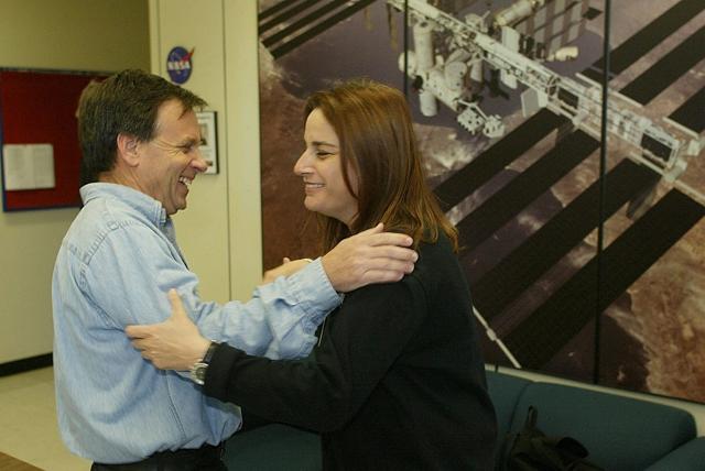 Foto del archivo: el astronauta israelí Ilan Ramon con su esposa Rona después de una conferencia de prensa del equipo del transbordador espacial en el Centro Espacial Johnson en Houston, el 3 de enero de 2003. (Richard Carson / Reuters)