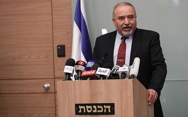 Avigdor Liberman anuncia su renuncia a la cartera de la defensa durante una conferencia de prensa en Jerusalén, el 14 de noviembre de 2018 (Yonatan Sindel / FLASH90)