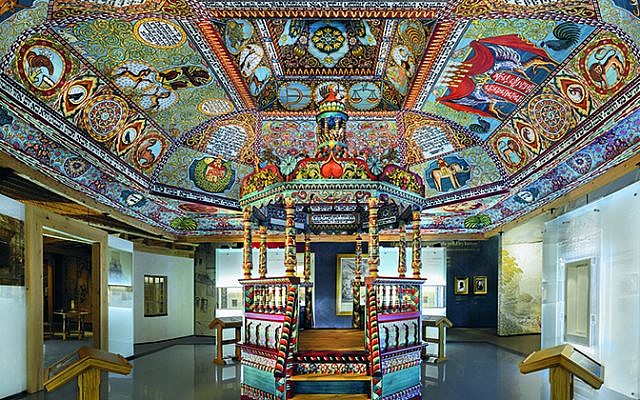 La estructura del techo de la sinagoga Gwoździec, pinturas en el techo y bimah instaladas en la galería "El pueblo judío" del Museo POLIN de la historia de los judíos polacos. (Magda Starowieyska)