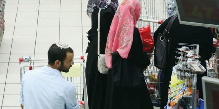 Activistas palestinos piden boicot contra el primer centro comercial israelí-palestino