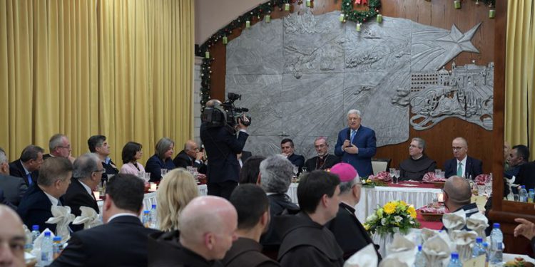 El presidente de la Autoridad Palestina, Mahmoud Abbas, hablando en una cena de Nochebuena en Belén, el 24 de diciembre de 2019. (Wafa)