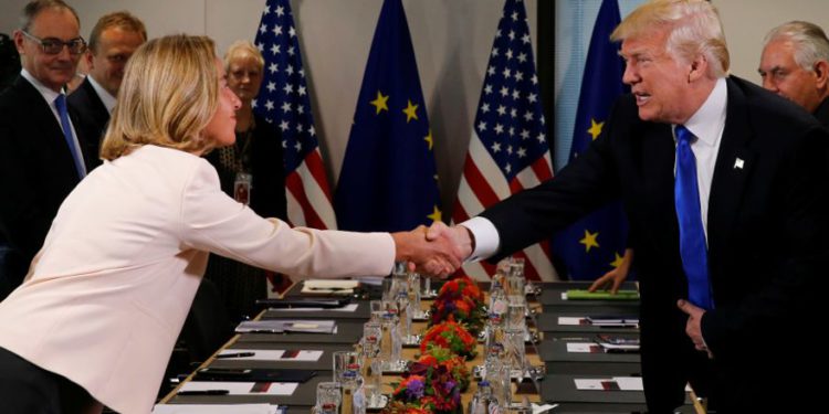 El presidente de los Estados Unidos, Donald Trump (R), saluda a la jefa de política exterior de la Unión Europea, Federica Mogherini, antes de su reunión en la sede de la Unión Europea en Bruselas, Bélgica, 25 de mayo de 2017 .. (Crédito de la foto: REUTERS)