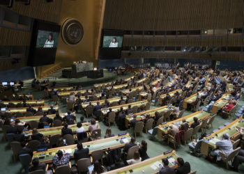 La embajadora de los Estados Unidos ante las Naciones Unidas, Nikki Haley, habla ante la Asamblea General antes de una votación en la Asamblea General el 13 de junio de 2018 en Nueva York. . (Crédito de la foto: DON EMMERT / AFP)