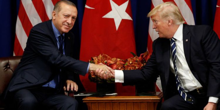 El presidente de los Estados Unidos, Donald Trump, se reúne con el presidente Recep Tayyip Erdogan de Turquía durante la Asamblea General de la ONU en Nueva York, EE. UU. (Crédito de la foto: KEVIN LAMARQUE)