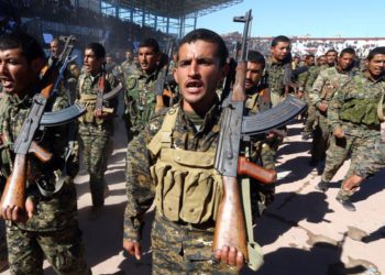 Las Fuerzas Democráticas de Siria (SDF) celebran el primer aniversario de la liberación de la provincia de Raqqa de ISIS, en Raqqa, Siria, 27 de octubre de 2018. (Crédito de la foto: ABOUD HAMAM / REUTERS)