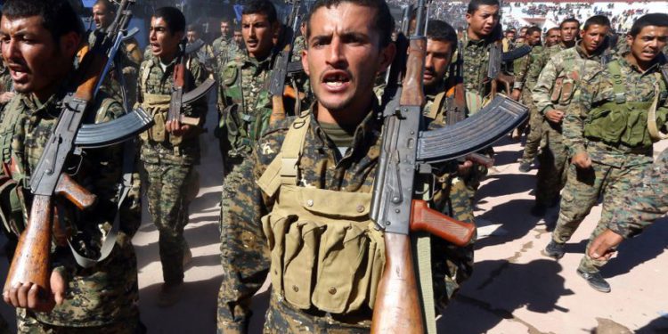 Las Fuerzas Democráticas de Siria (SDF) celebran el primer aniversario de la liberación de la provincia de Raqqa de ISIS, en Raqqa, Siria, 27 de octubre de 2018. (Crédito de la foto: ABOUD HAMAM / REUTERS)