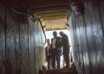 El presidente checo Milos Zeman ve la entrada a un túnel de Hamas durante una visita a la región de la frontera de Gaza en Israel, el 29 de noviembre de 2018. (Crédito de la foto: AVI HAYUN / MINISTERIO EXTRANJERO)