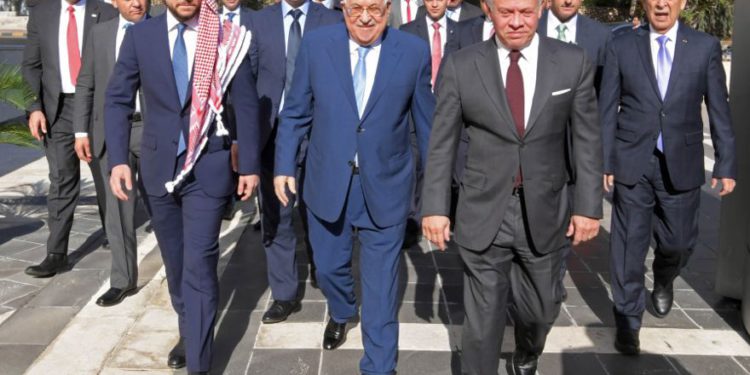 El rey de Jordania, Abdullah II (R), su príncipe heredero Hussein (L) y el presidente palestino Mahmoud Abbas se reúnen en Amman antes de las celebraciones navideñas de Navidad el 18 de diciembre de 2018. (Crédito de la foto: AFP PHOTO / PPO / THAER GHANAIM)