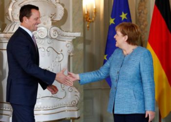 La canciller alemana, Angela Merkel, recibe al embajador de EE. UU. En Alemania, Richard Grenell, en Meseberg, Alemania, el 6 de julio de 2018 .. (crédito de foto: AXEL SCHMIDT / REUTERS)