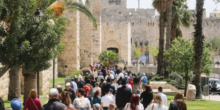 TURISTAS A TRAVÉS de la Ciudad Vieja de Jerusalén en números récord .. (Crédito de la foto: MARC ISRAEL SELLEM / THE JERUSALEM POST)