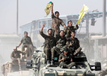 Milicianos liderados por kurdos viajan sobre vehículos militares mientras celebran la victoria sobre el Estado Islámico en Raqqa, Siria, 17 de octubre de 2017. (Crédito de la foto: REUTERS / ERIK DE CASTRO)