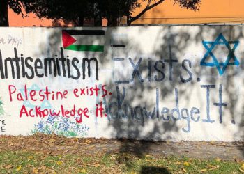 Monumento a las víctimas de la sinagoga de Pittsburgh vandalizado con graffiti de bandera palestina