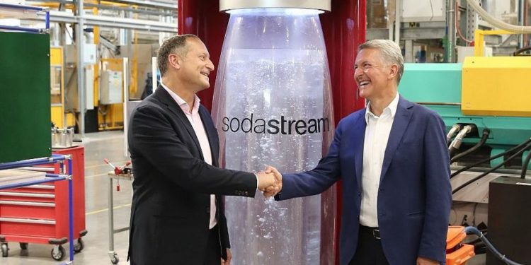 El CEO de SodaStream, Daniel Birnbaum (l) y Ramon Laguarta, CEO de PepsiCo, en la fábrica de SodaStream en el desierto de Negev en Israel, junto a la ciudad de Rahat, el 20 de agosto de 2018. (Eliran Avital)