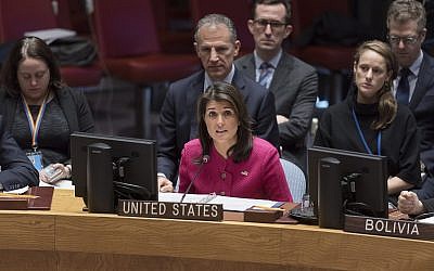 El embajador de los Estados Unidos ante la ONU, Nikki Haley, habla en una reunión del Consejo de Seguridad de la ONU sobre el Medio Oriente el 19 de noviembre de 2018. (ONU / Rick Bajornas)