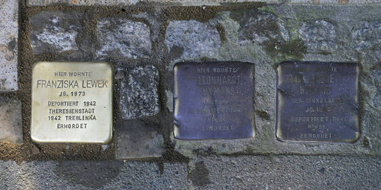 Italia: Indignación tras el robo de placas en honor a los judíos deportados durante el Holocausto