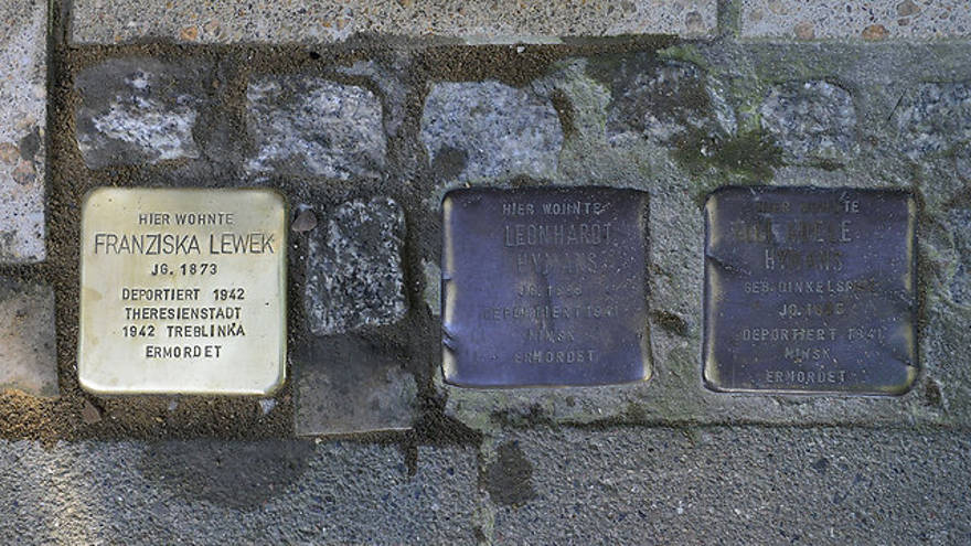 Italia: Indignación tras el robo de placas en honor a los judíos deportados durante el Holocausto