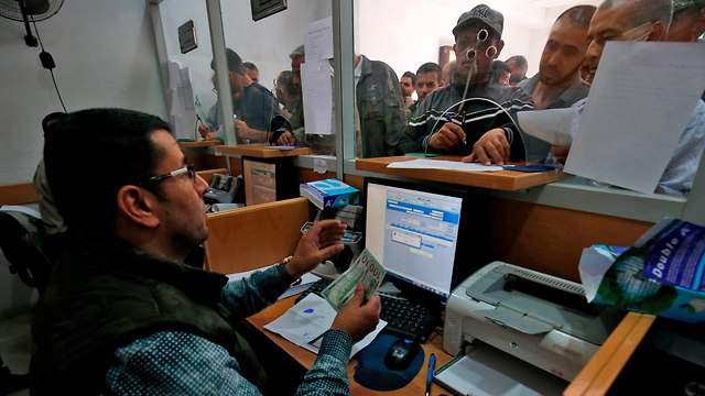 Distribución de dinero qatarí en el Banco Postal de Gaza (Foto: AFP)