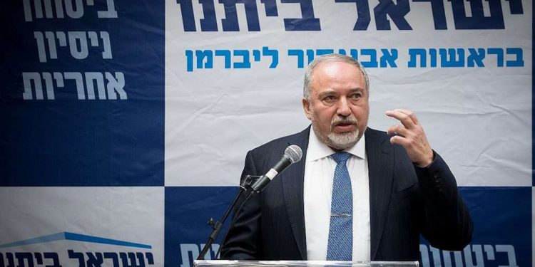 El líder del partido Yisrael Beytenu, Avigdor Liberman, encabeza una reunión de facción en la Knesset el 10 de diciembre de 2018. (Yonatan Sindel / Flash 90)