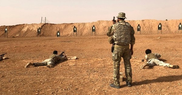 Los miembros del grupo de oposición sirio Maghawir al-Thawra reciben entrenamiento con armas de fuego de los soldados de las Fuerzas Especiales del Ejército de los EE. UU. En el puesto militar de Al Tanf en el sur de Siria el lunes 22 de octubre de 2018. (Lolita Baldor / AP)