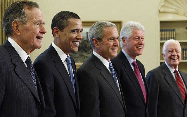 En esta foto de archivo del 7 de enero de 2009, el presidente George W. Bush, centro, posa con el presidente electo Barack Obama, segundo a la izquierda, y los ex presidentes, George HW Bush, a la izquierda, Bill Clinton, segundo a la derecha y Jimmy Carter, derecha, en la Oficina Oval de la Casa Blanca en Washington (AP Photo / J. Scott Applewhite, archivo)