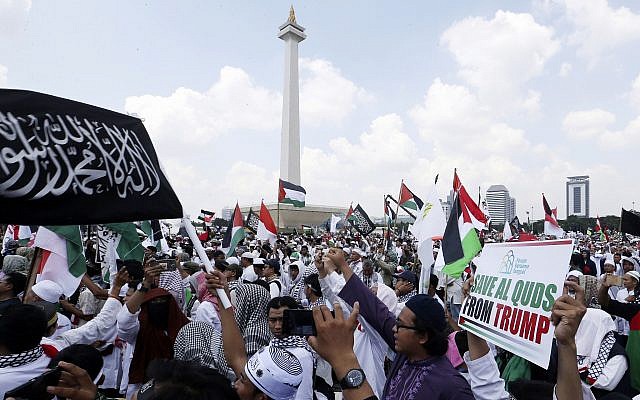 Los manifestantes ondean banderas palestinas durante un mitin contra el plan de Estados Unidos para trasladar su embajada en Israel de Tel Aviv a Jerusalén, en Monas, el monumento nacional, en Yakarta, Indonesia, el 11 de mayo de 2018. (AP Photo / Achmad Ibrahim)