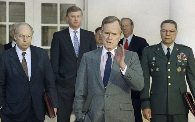 En esta foto de archivo del 11 de febrero de 1991, el presidente George HW Bush habla con reporteros en el Jardín de Rosas de la Casa Blanca después de reunirse con los principales asesores militares para hablar sobre la Guerra del Golfo Pérsico. De izquierda a derecha, el secretario de Defensa Dick Cheney, el vicepresidente Dan Quayle, el jefe de personal de la Casa Blanca, John Sununu, el presidente, el secretario de Estado James A. Baker III y el presidente del Estado Mayor Conjunto, general Colin Powell (Foto AP / Ron Edmonds, archivo )