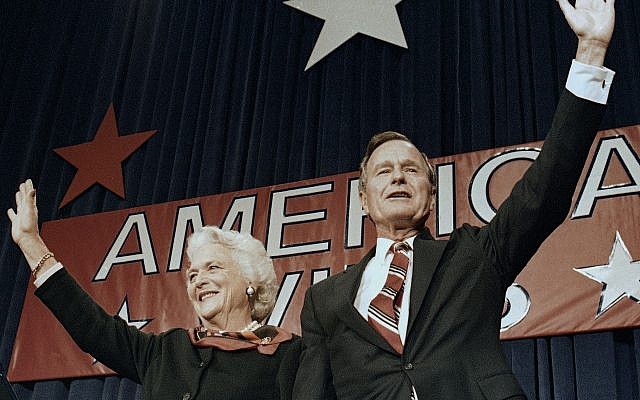 En esta foto de archivo del 8 de noviembre de 1988, el presidente electo George HW Bush y su esposa Barbara saludan a los partidarios en Houston, Texas, después de ganar las elecciones presidenciales (Foto AP / Scott Applewhite, archivo)