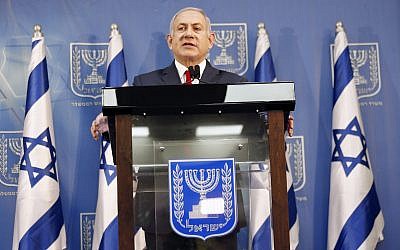 El primer ministro israelí, Benjamin Netanyahu, realiza una declaración en Tel Aviv, el 18 de noviembre de 2018. Netanyahu dice que asumirá temporalmente el cargo de ministro de defensa, a medida que se avecinan las elecciones anticipadas. (Foto AP / Ariel Schalit)