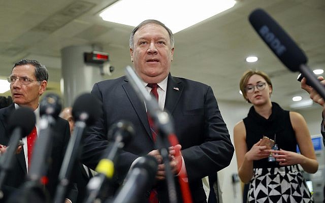 El secretario de Estado de los EE. UU., Mike Pompeo, se acerca a los micrófonos para hablar con miembros de los medios de comunicación, después de salir de una reunión a puerta cerrada sobre Arabia Saudita, el 28 de noviembre de 2018, en el Capitolio en Washington, DC. (Foto AP / Pablo Martinez Monsivais)