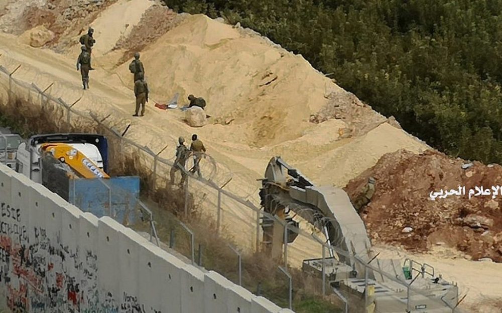 En esta foto publicada por Hezbolá Central Military Media, excavadores militares israelíes trabajan en la frontera entre el Líbano e Israel junto a un muro que fue construido por Israel en la aldea sur de Kafr Kila, Líbano, el martes, diciembre. 4, 2018. (Medios militares de Hezbolá a través de AP)